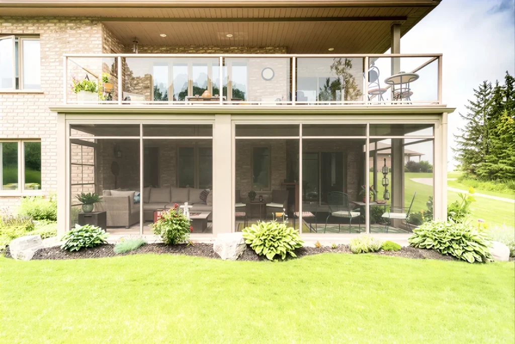 A beautiful large house with a welcoming patio and a balcony, ideal for outdoor gatherings and leisure time.